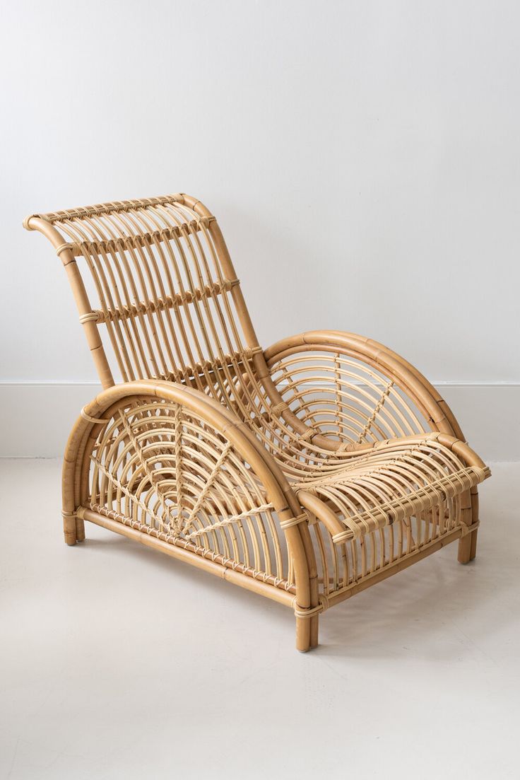Relaxing chair, natural rattan